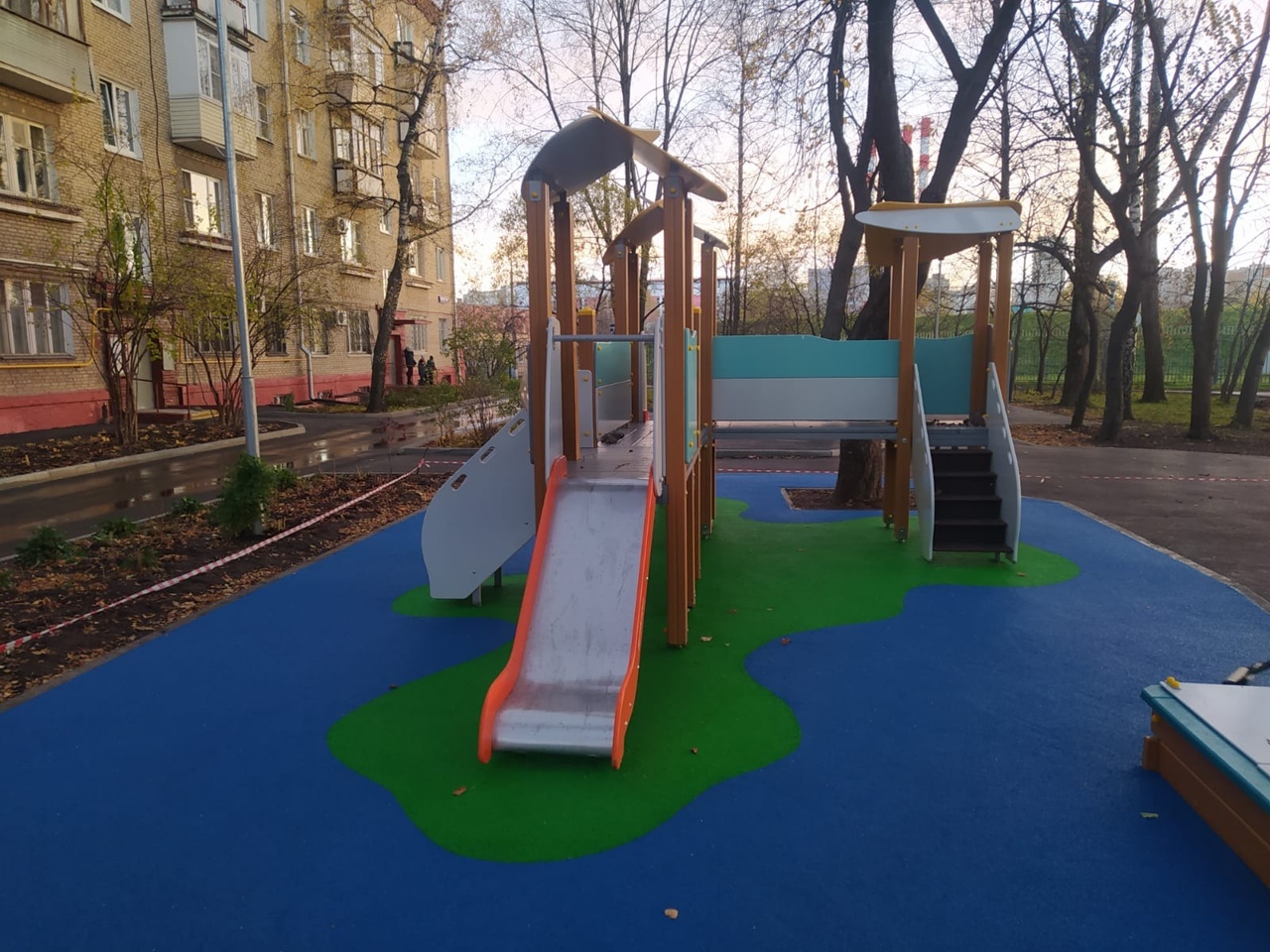 На детской площадке в Прудовом проезде заменили резиновое покрытие