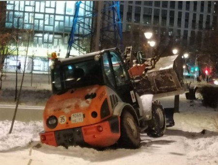 Два бульдозера увязли в сквере на Звёздном бульваре