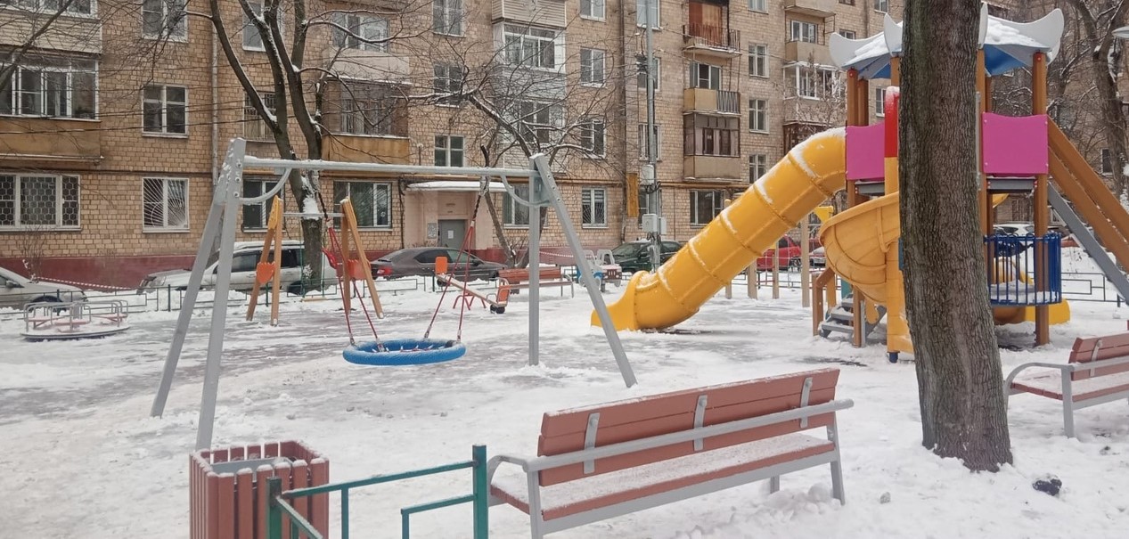 Во дворе на 1-ой Останкинской благоустроили детскую площадку