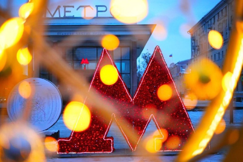 На станции метро «ВДНХ» появилась необычная новогодняя инсталляция